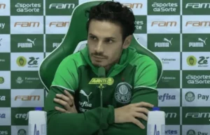 Leia mais sobre o artigo Santos sonha com Raphael Veiga e observa situação do meia no Palmeiras