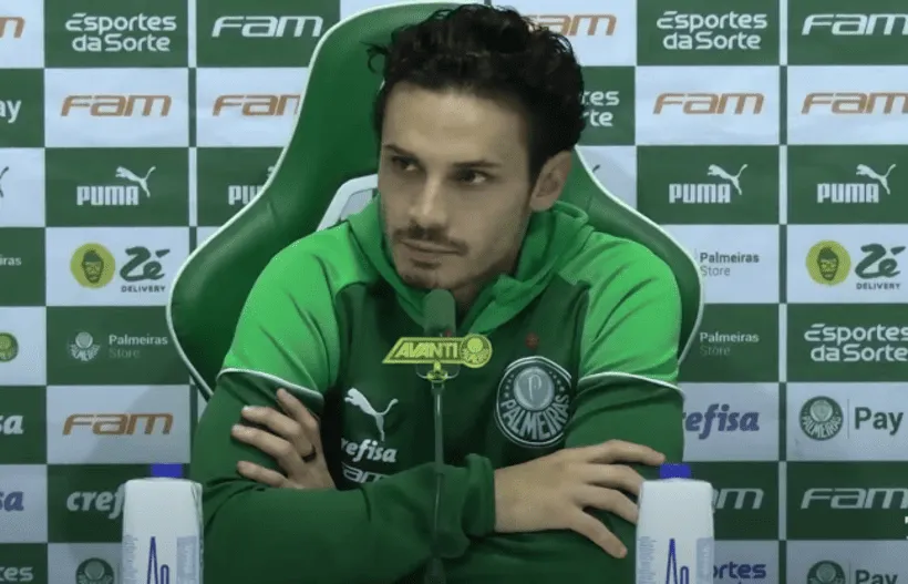 No momento, você está visualizando Santos sonha com Raphael Veiga e observa situação do meia no Palmeiras