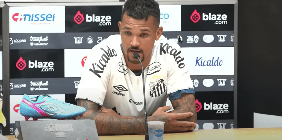 A volta de Zé Ivaldo: Zagueiro do Santos retorna e ganha nova chance no Brasileirão